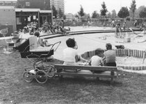 502972 Gezicht op de bouwspeelplaats aan de Van Bijnkershoeklaan te Utrecht.